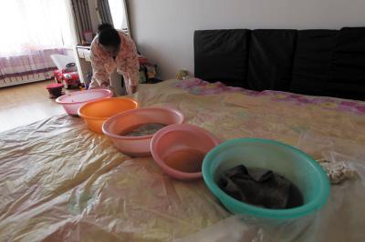 德化楼上漏水，住户失联，小区没物管，业主维权难！律师来支招……